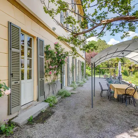 Corti Lakeview Bed & Breakfast *